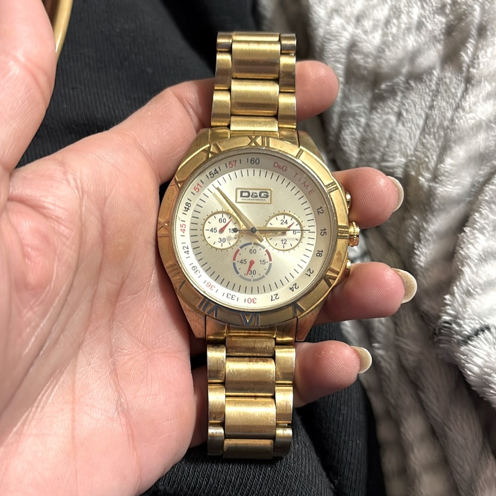 Man D&G gold watch.